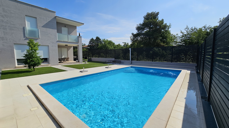 La  casa bifamiliare moderna  con piscina,  vicino al mare e alla spiaggia vicino a Cittanova in Istria