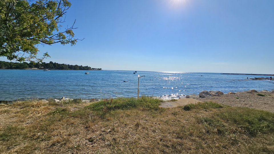 Mala kamena kućica blizu mora - Lovrečica