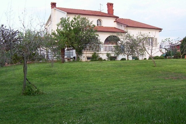 La casa grande con belissimo tereno edificabile