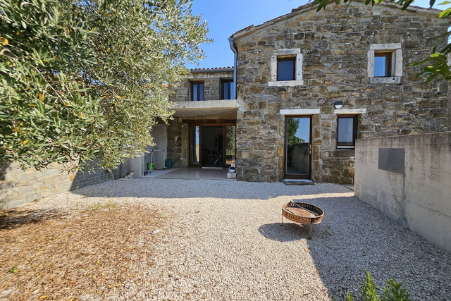 Simpatica  casa in pietra nelle vicinanze di Momiano con vista aperta