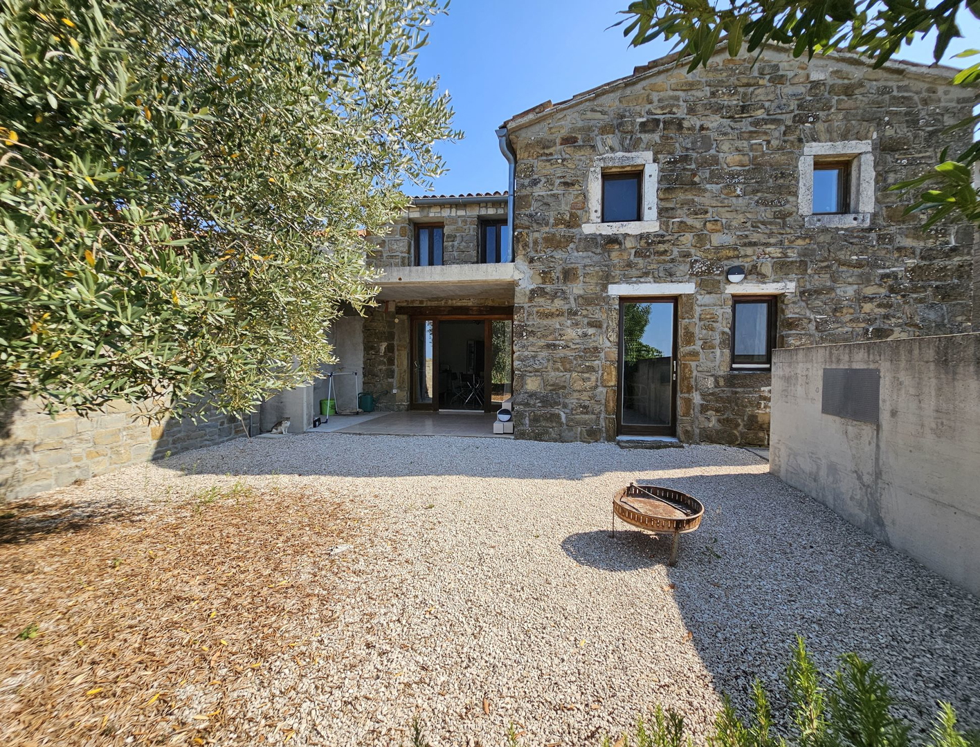 Nice stone house in the vicinity of Momjan with an open view