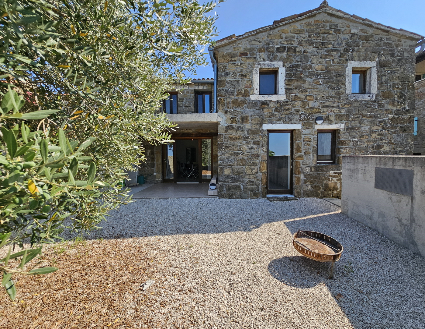 Simpatična kamena kuća u okolici Momjana s otvorenim pogledom