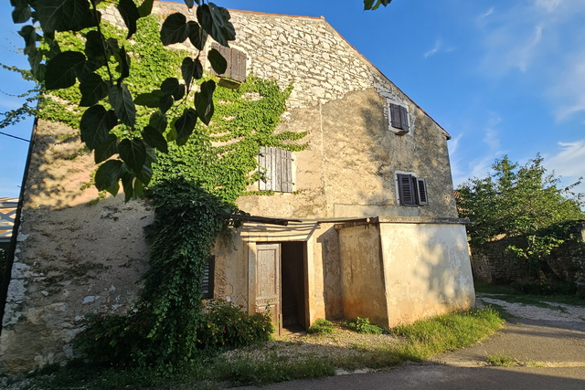 Casa in pietra vicino a San Lorenzo, a soli 2,5 km dalla spiaggia e dal mare