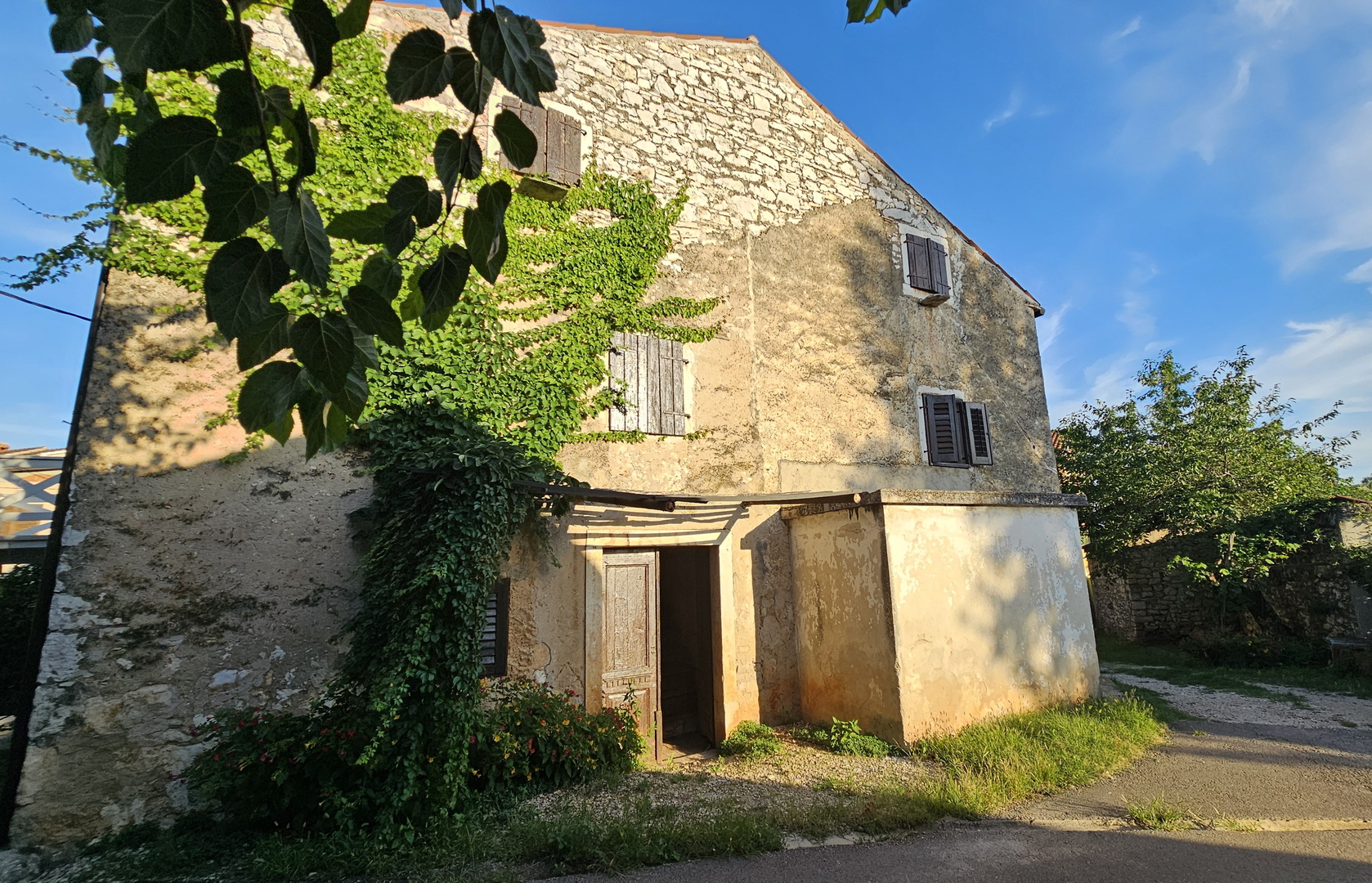 Stone house near Lovrečica, only 2.5 km from the beach and the sea