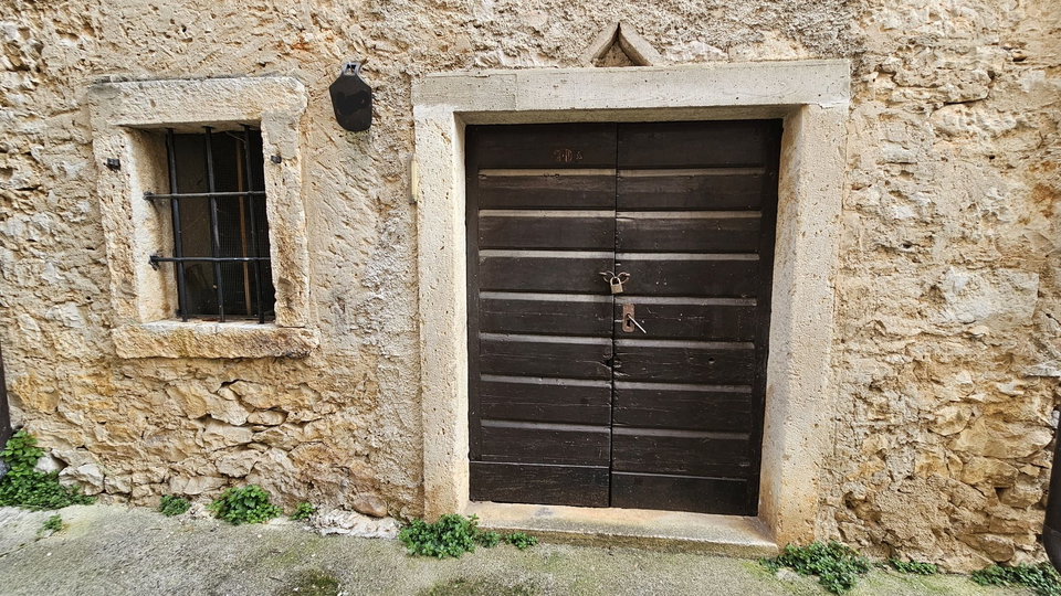 Simpati&ccaron;na kamena istarska ku&cacute;a u Brtonigli