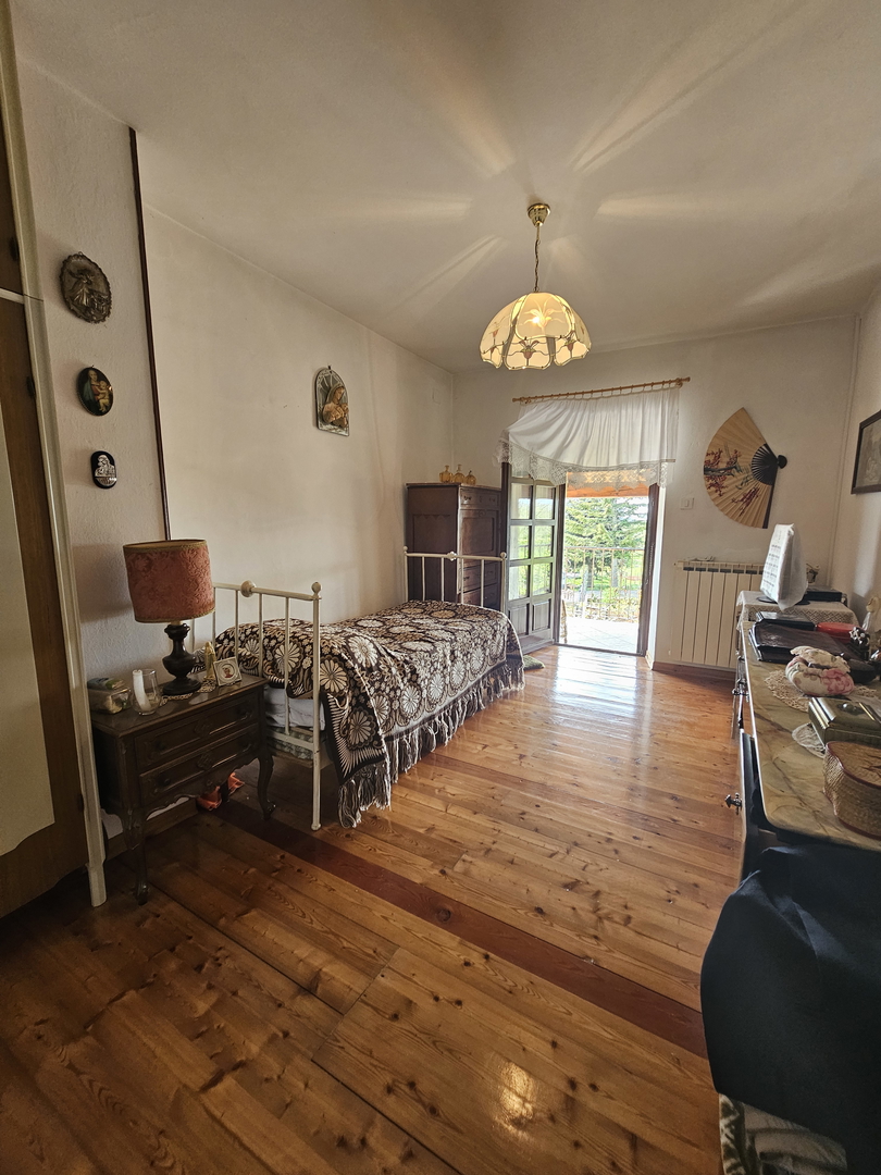 Kamena kuća s velikim dvorištem kod Buja u  Istri