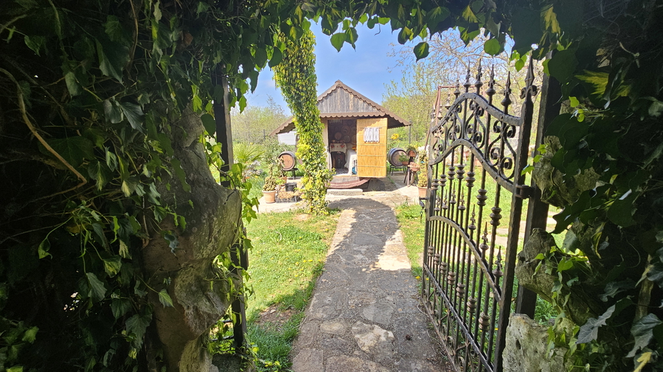 Steinhaus mit großem Garten in der Nähe von Buje in Istrien