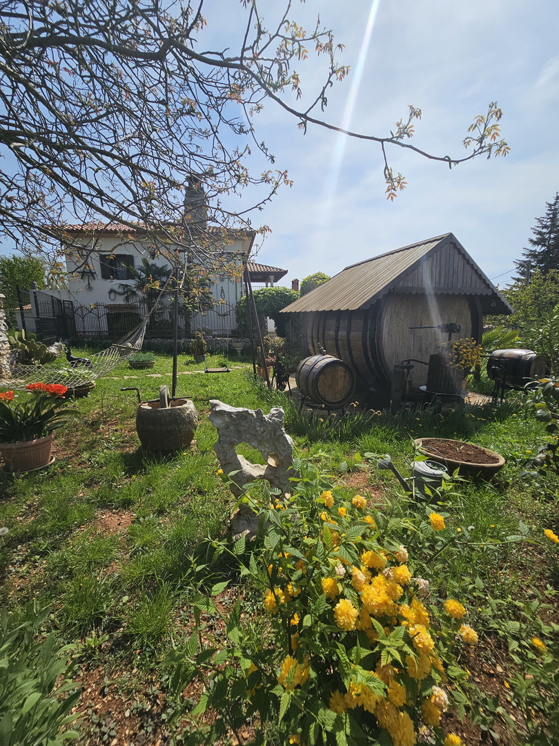 Kamena kuća s velikim dvorištem kod Buja u  Istri