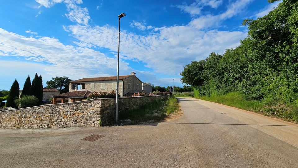 Building land near Pore&ccaron;