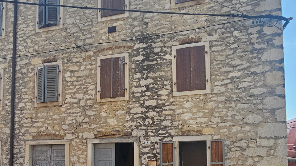 Casa in pietra nel centro di Brtonigla