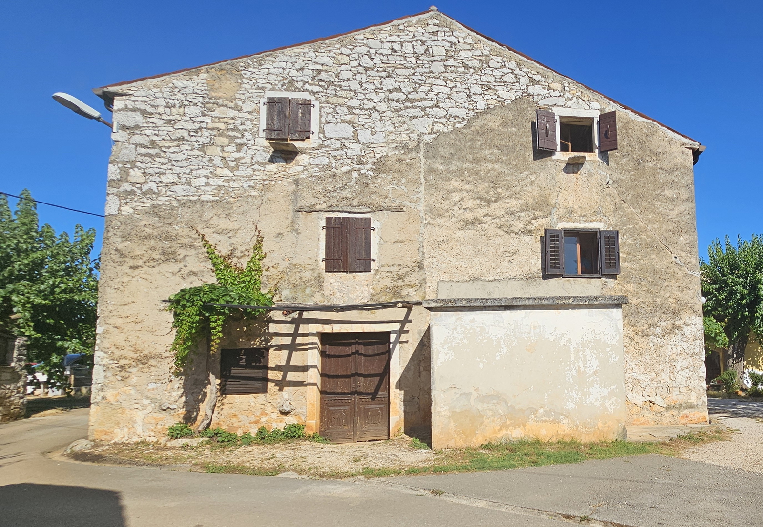 Stone house near Lovrečica, only 2.5 km from the beach and the sea