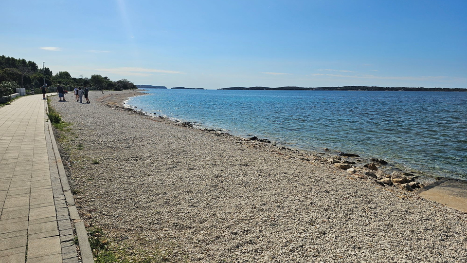 Luksuzan stan u Peroju blizu plaže s otvorenim pogledom na more i na Nacionalni park prirode Brijuni