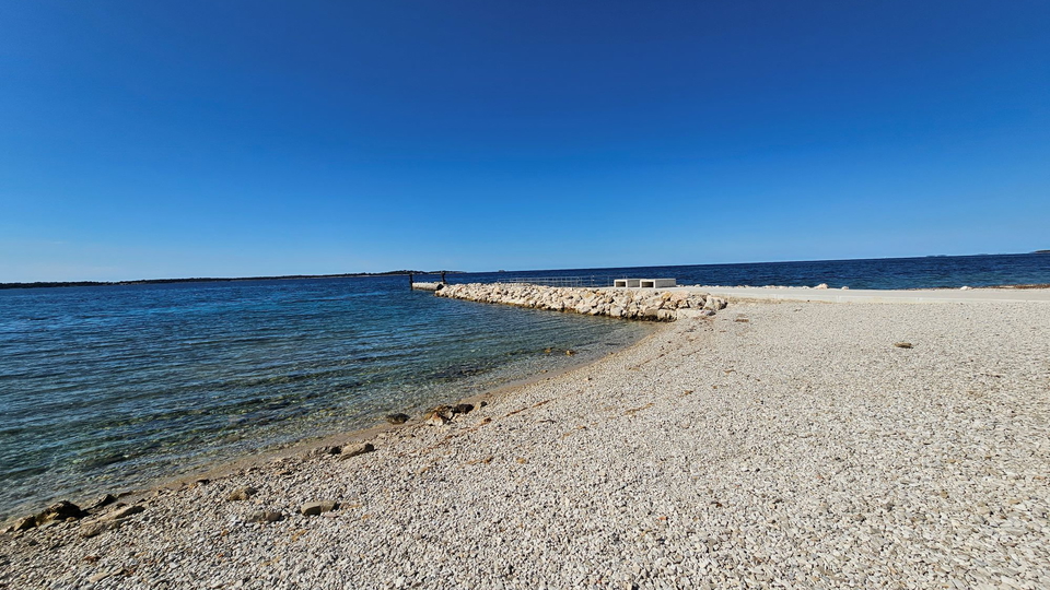 Luksuzan stan u Peroju blizu plaže s otvorenim pogledom na more i na Nacionalni park prirode Brijuni