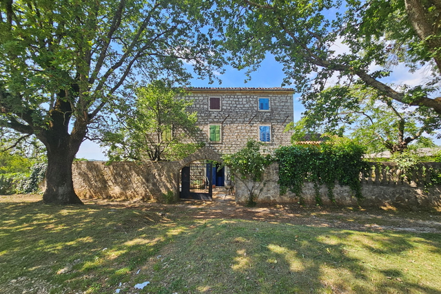 Incantevole casa in pietra d'Istria con vista aperta e grande terreno