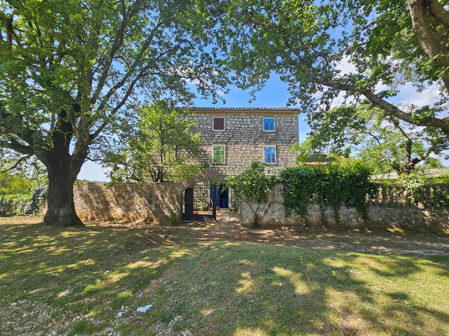Charmantes istrisches Steinhaus mit freiem Blick und großem Terrain