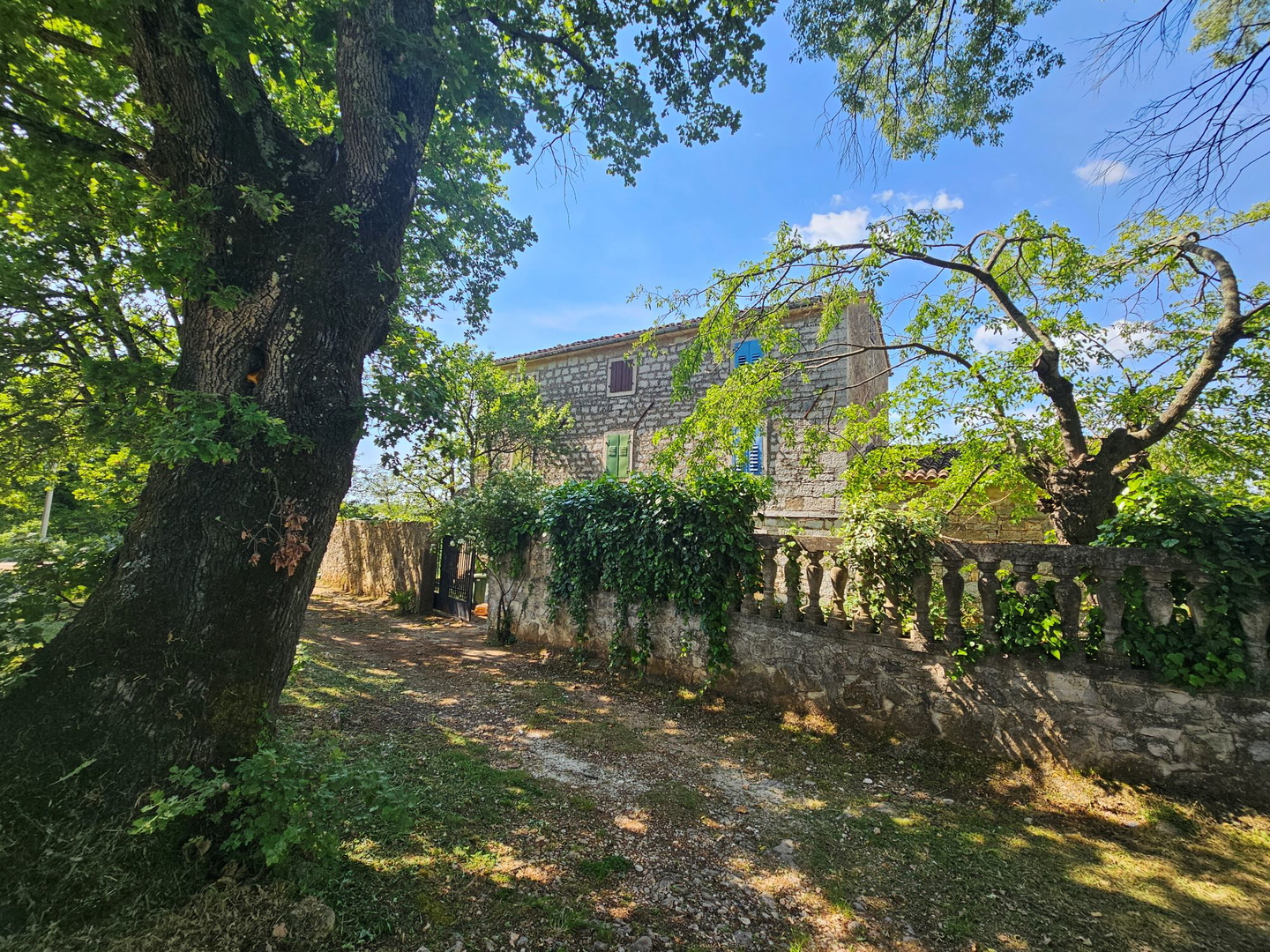 Charmantes istrisches Steinhaus mit freiem Blick und großem Terrain