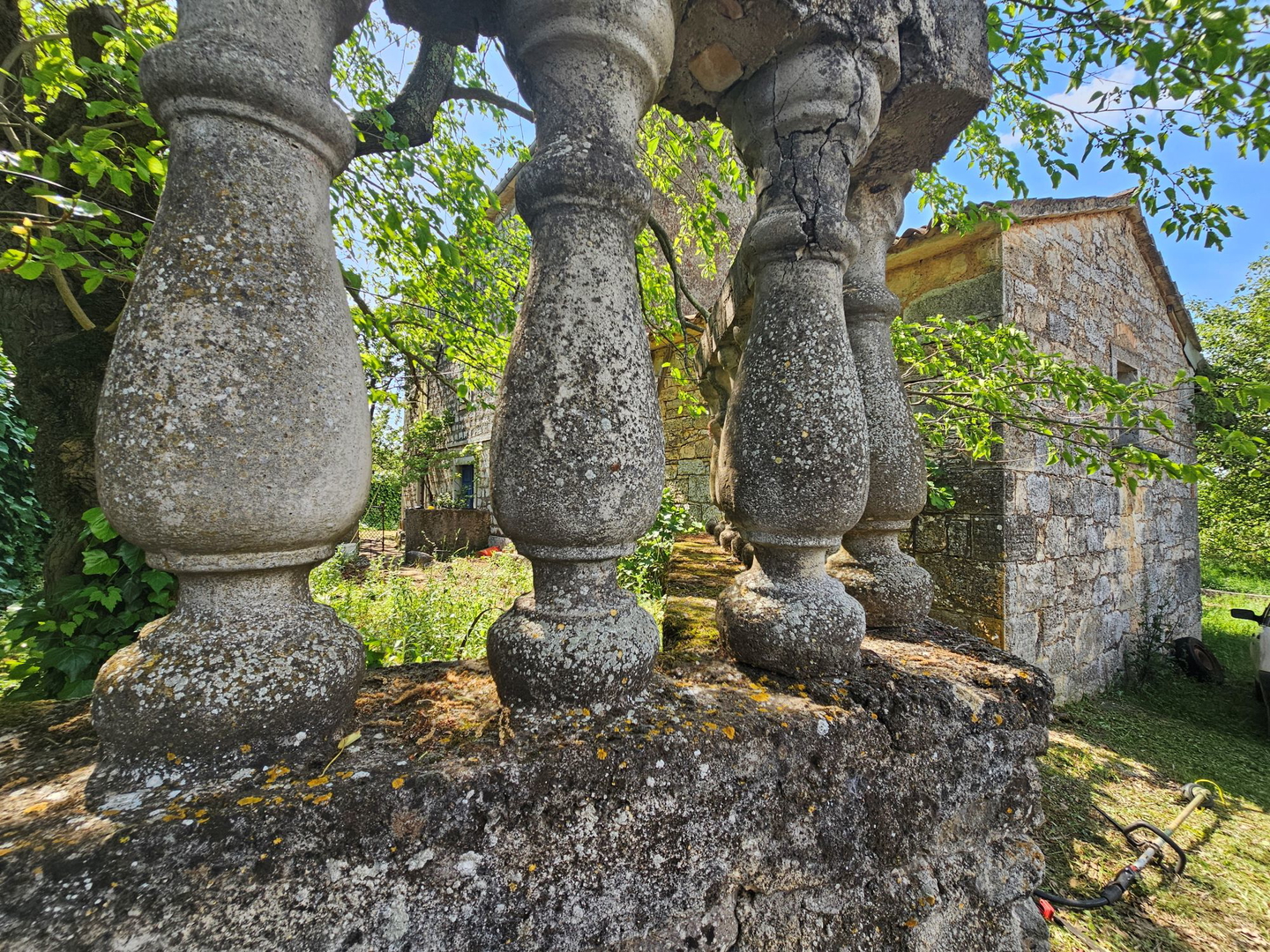 Charmantes istrisches Steinhaus mit freiem Blick und großem Terrain