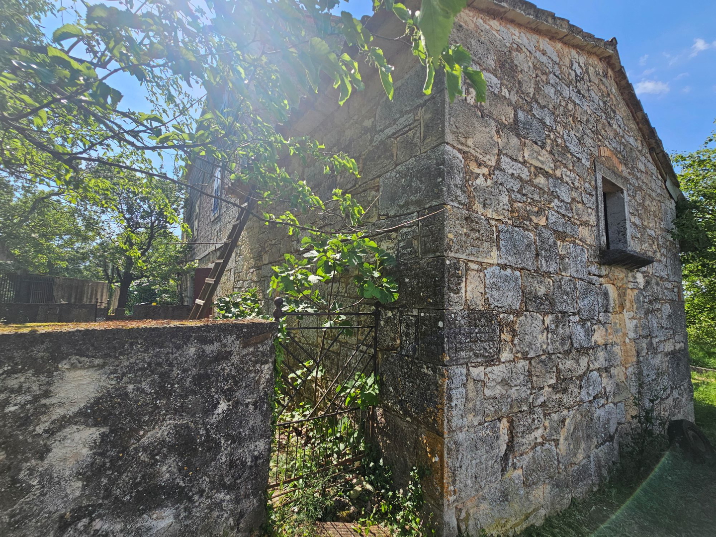 Charmantes istrisches Steinhaus mit freiem Blick und großem Terrain