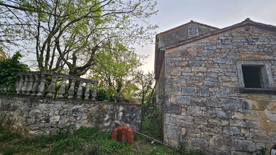 Šarmantna istarska kamena kuća  s otvorenim pogledom i velikim terenom