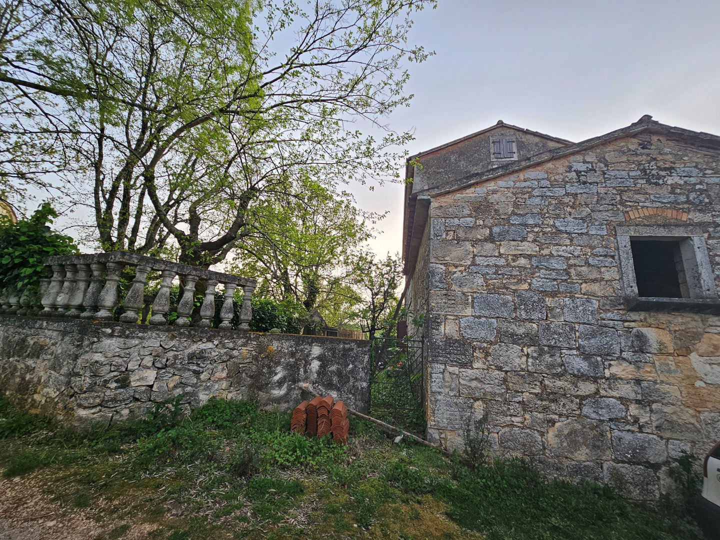Charmantes istrisches Steinhaus mit freiem Blick und großem Terrain