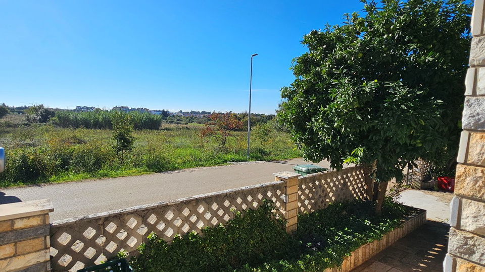 Wohnung in Novigrad im Erdgeschoss in der Nähe des Strandes und des Meeres