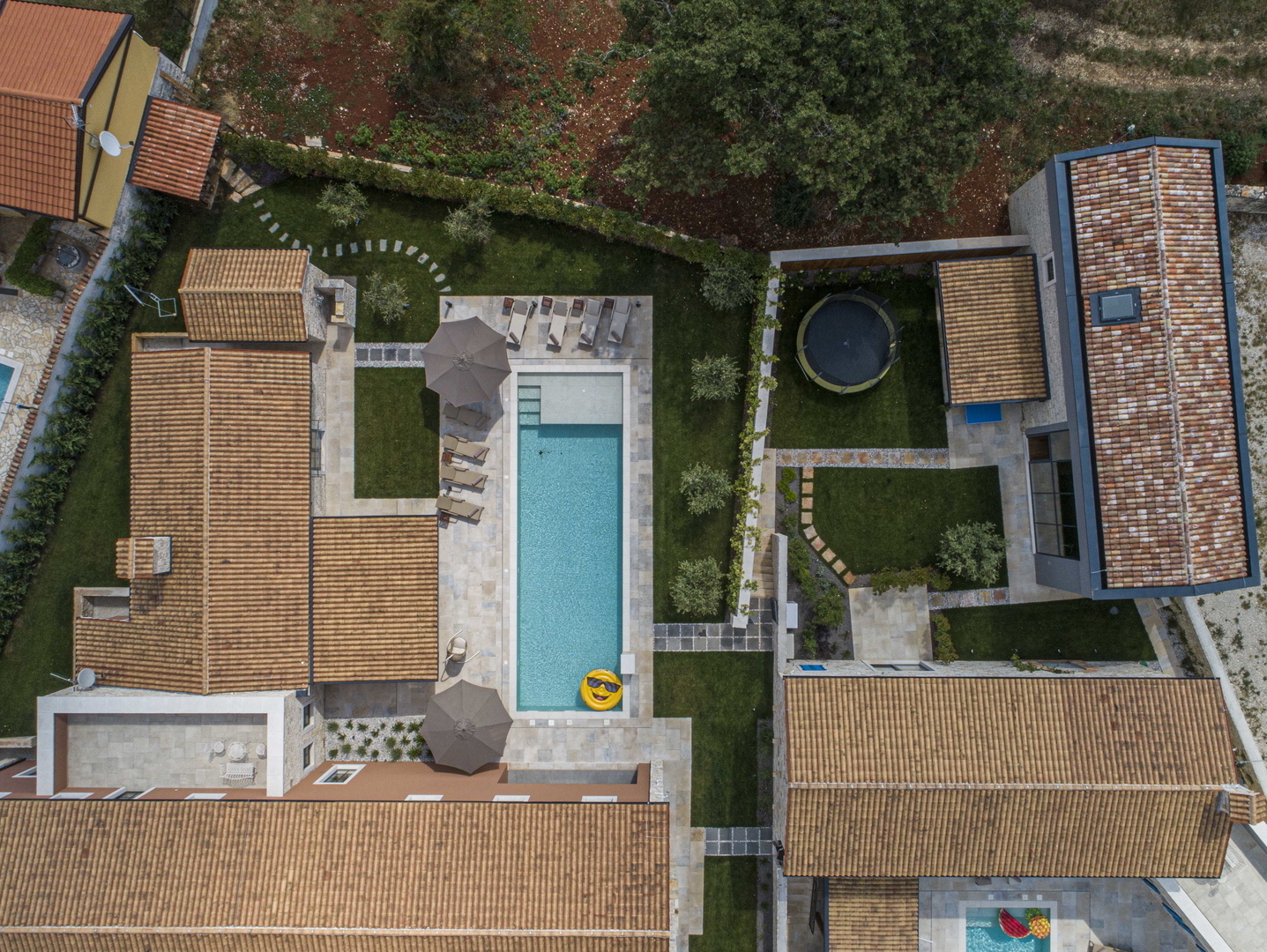 Luxury villas with an open view of the sea, a yard and two swimming pools