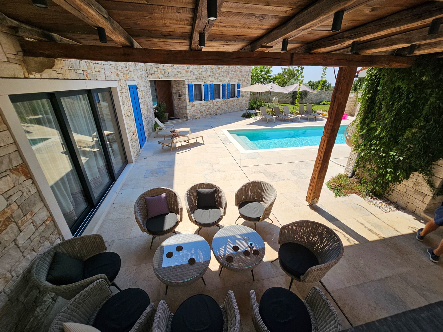 Luxury villas with an open view of the sea, a yard and two swimming pools