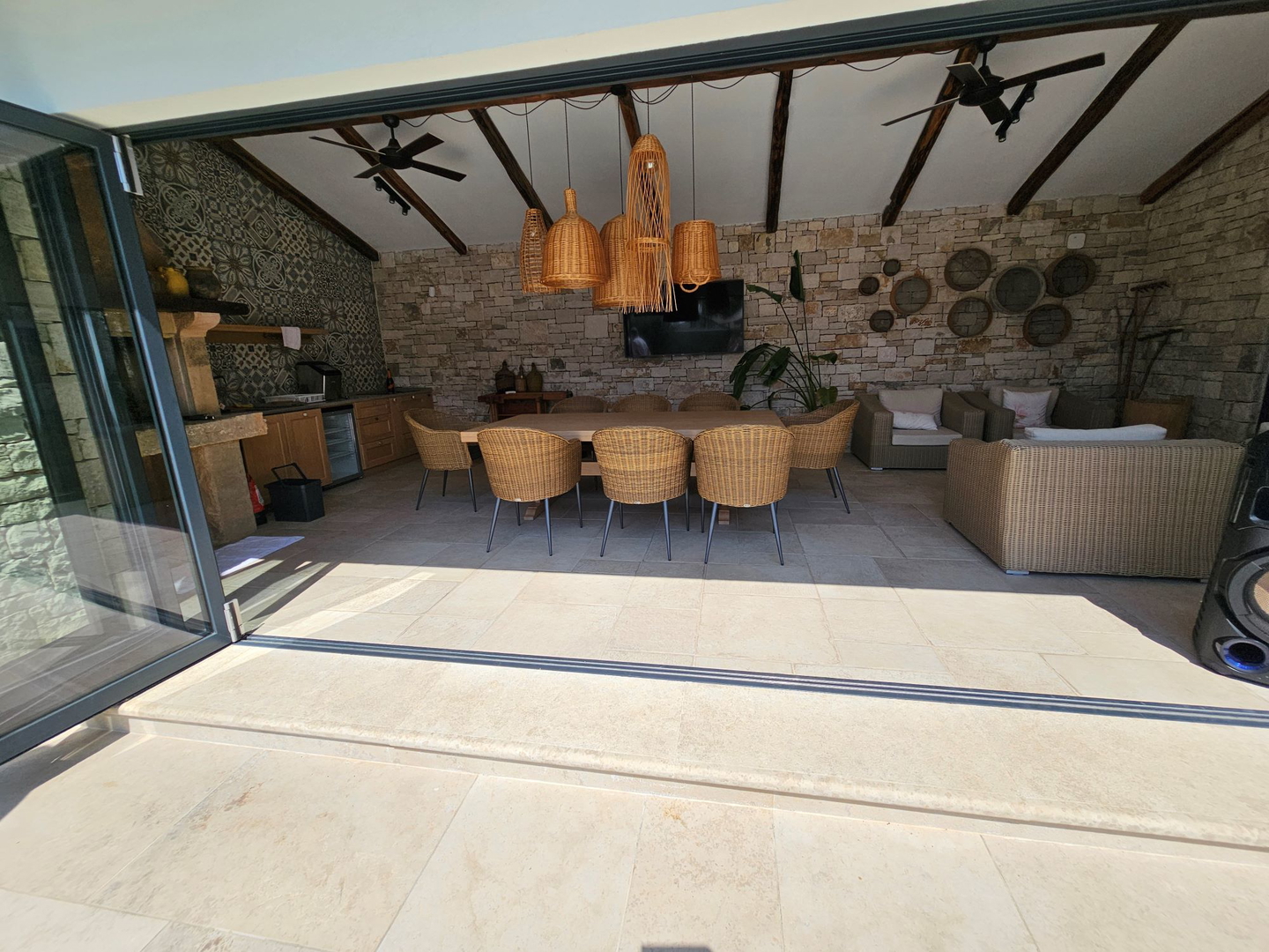 Luxury villas with an open view of the sea, a yard and two swimming pools