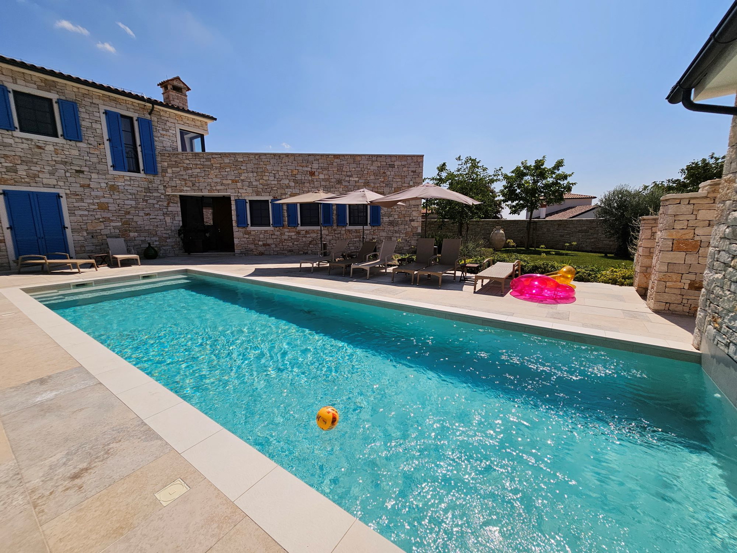 Luxury villas with an open view of the sea, a yard and two swimming pools