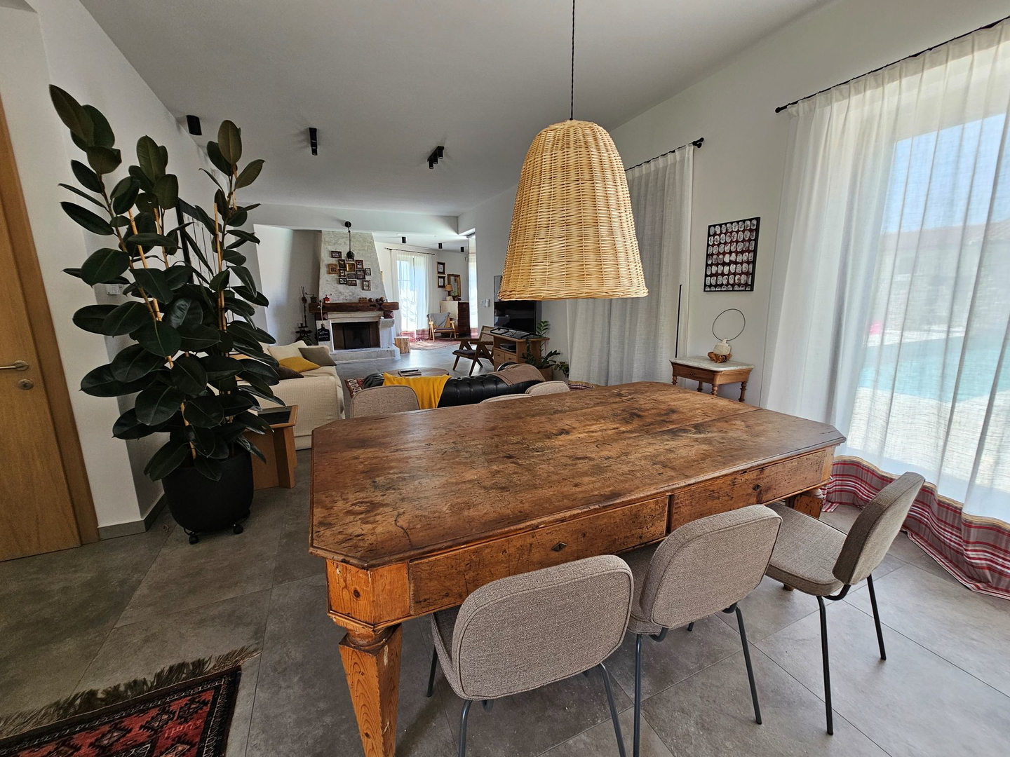 Luxury villas with an open view of the sea, a yard and two swimming pools