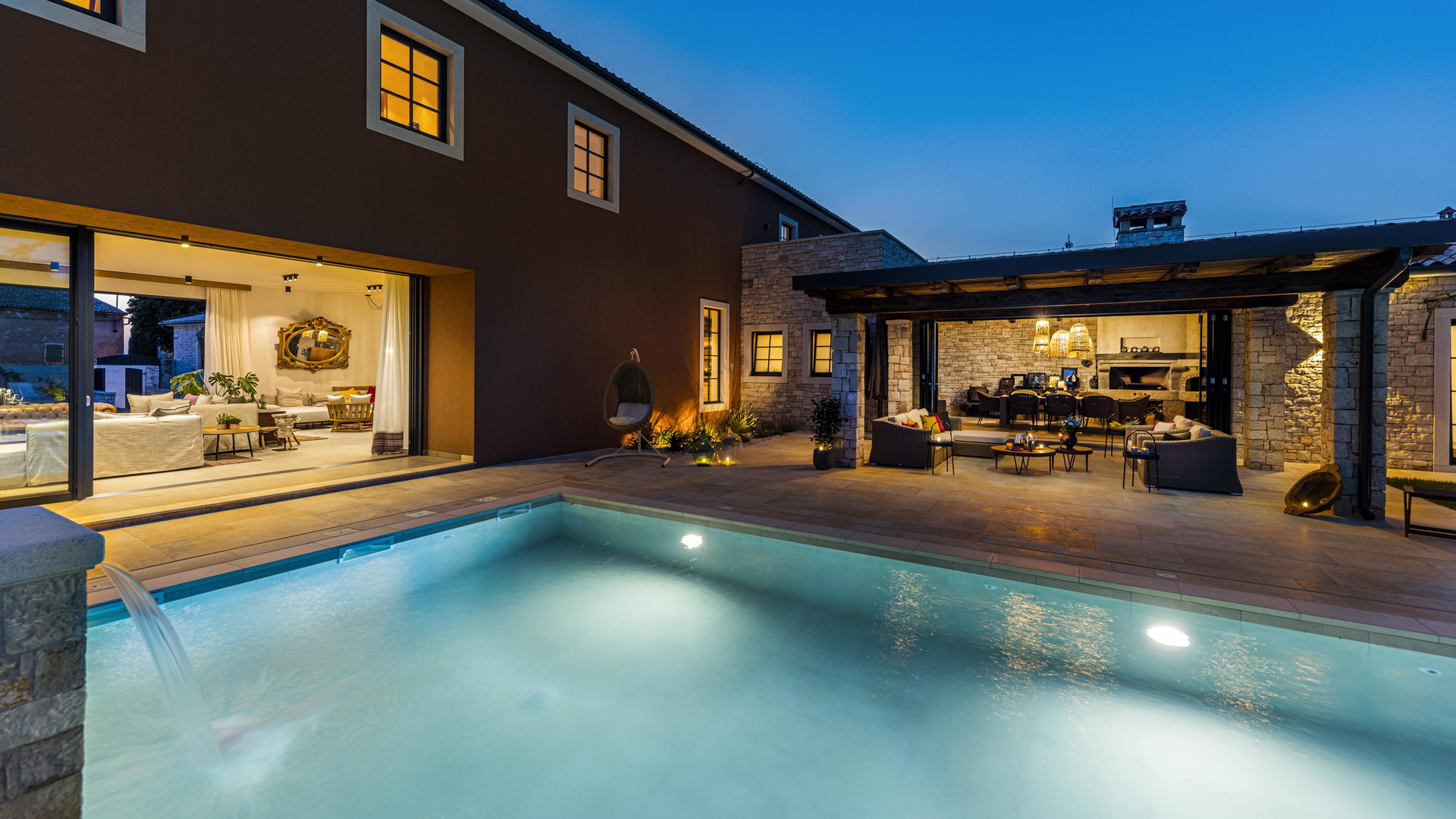 Luxury villas with an open view of the sea, a yard and two swimming pools