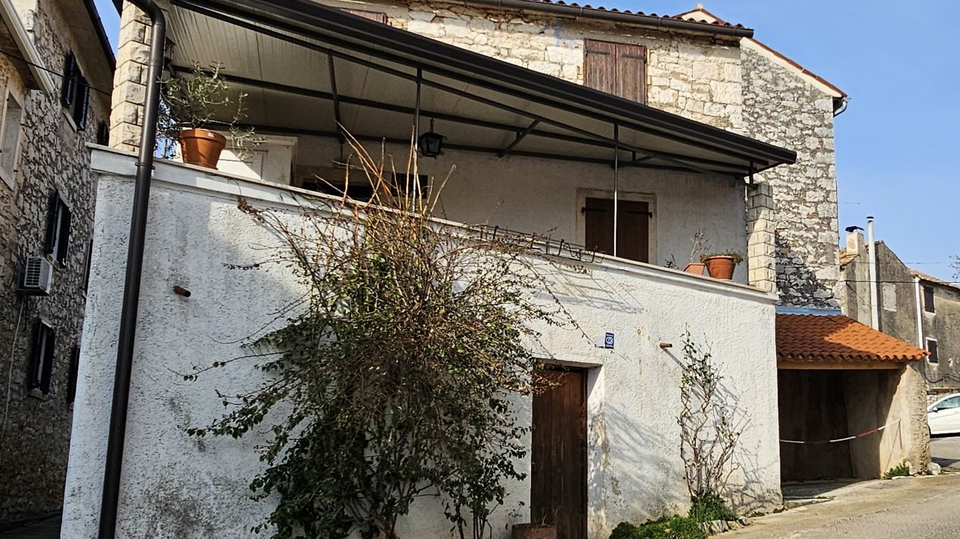 Simpati&ccaron;na kamena istarska ku&cacute;a u Brtonigli
