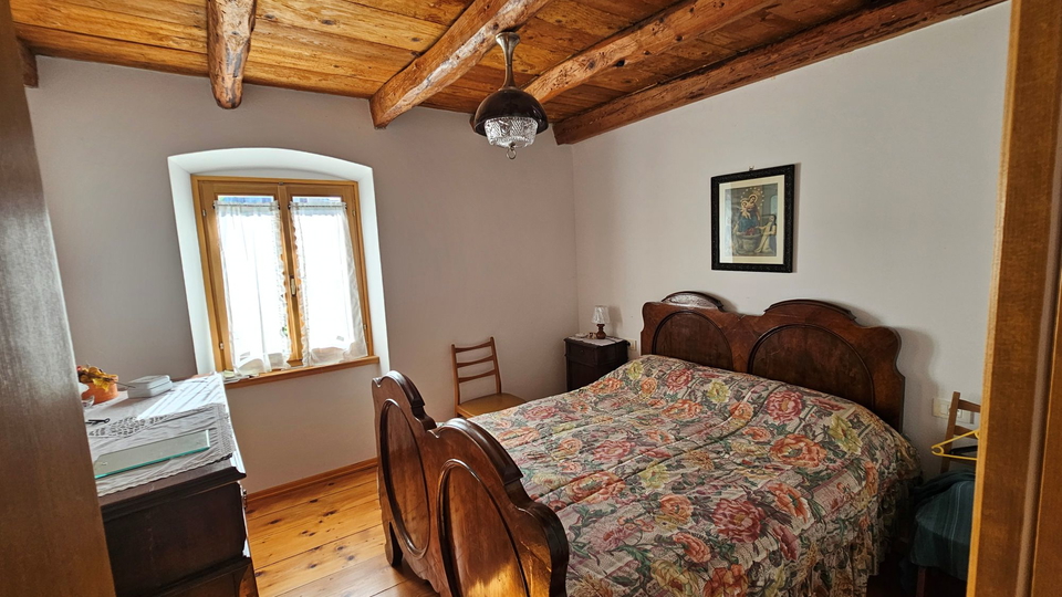 Stone Istrian house with a courtyard in Brtonigla