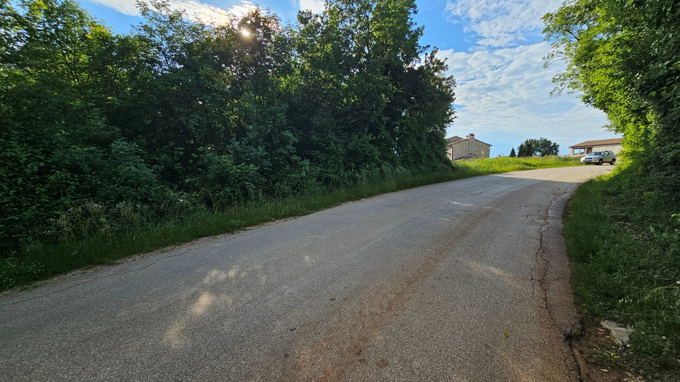 Building land near Pore&ccaron;