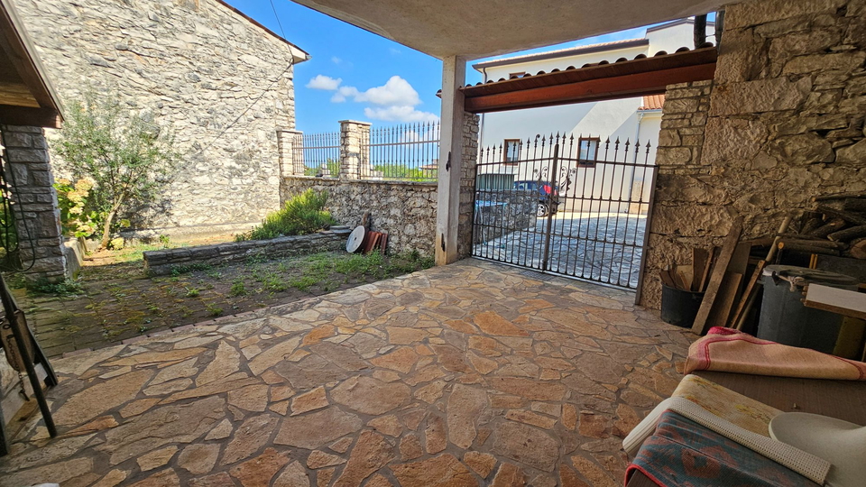 Isrisches Steinhaus mit Meerblick und Garten  im Brtonigla