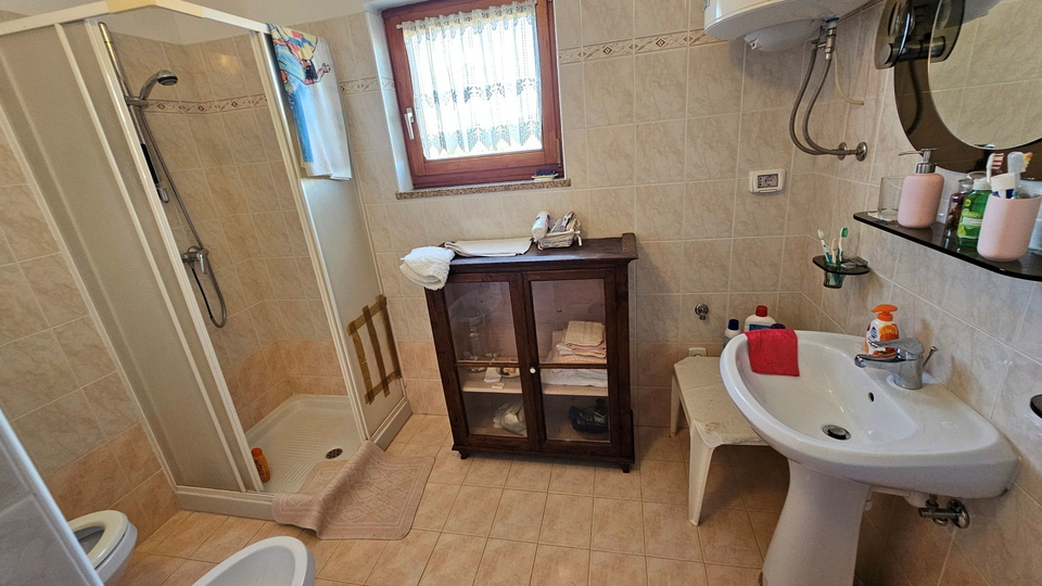 Stone Istrian house with a courtyard in Brtonigla