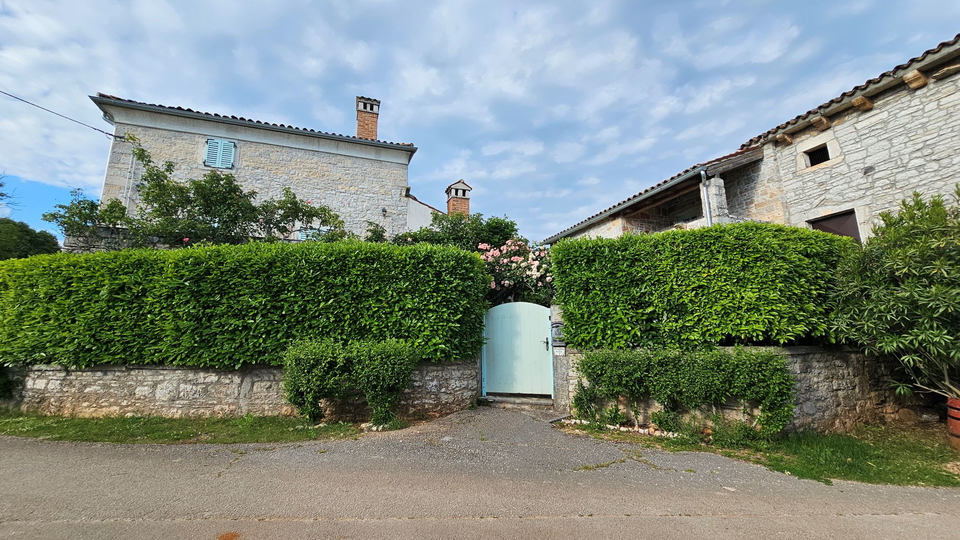 Building land near Pore&ccaron;