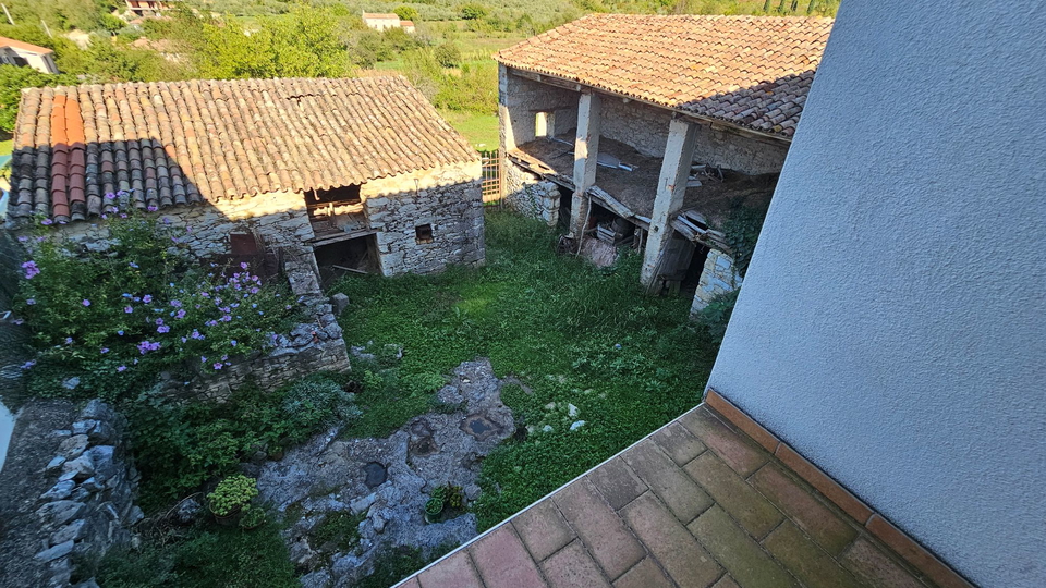 Stone Istrian house with a courtyard in Brtonigla