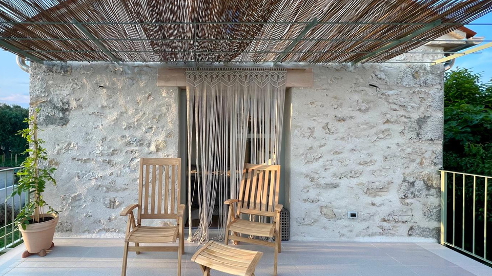 Nova kamena ku&cacute;ica u Brtonigli  s pogledom na more