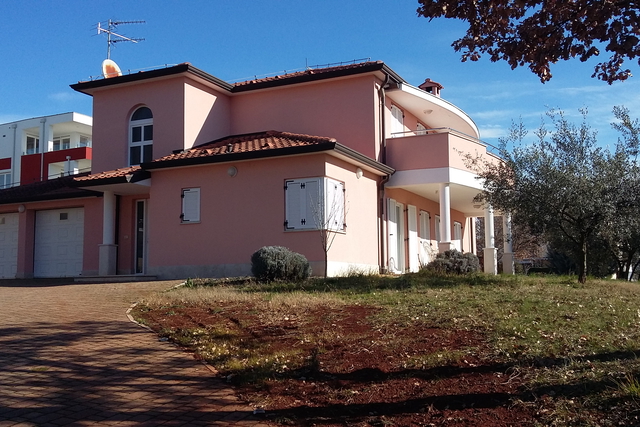 CASA FAMILIARE CON GRANDE TERRENO E VISTA MARE