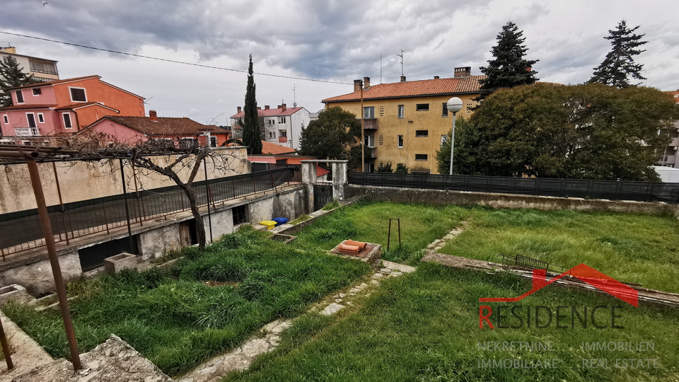 Pula, house in the center