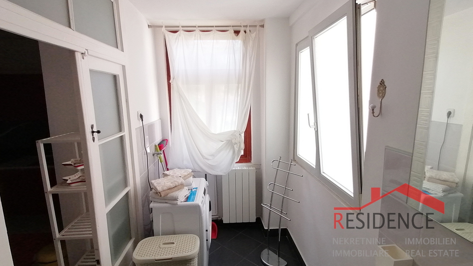 APARTMENT IN PULA- CENTER, SECOND FLOOR, COMPLETELY RENOVATED