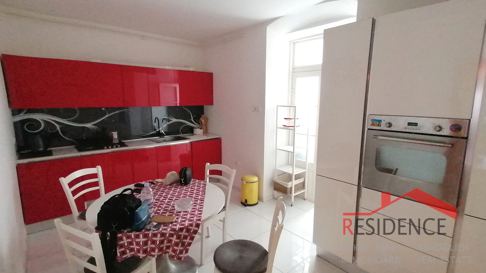 APARTMENT IN PULA- CENTER, SECOND FLOOR, COMPLETELY RENOVATED