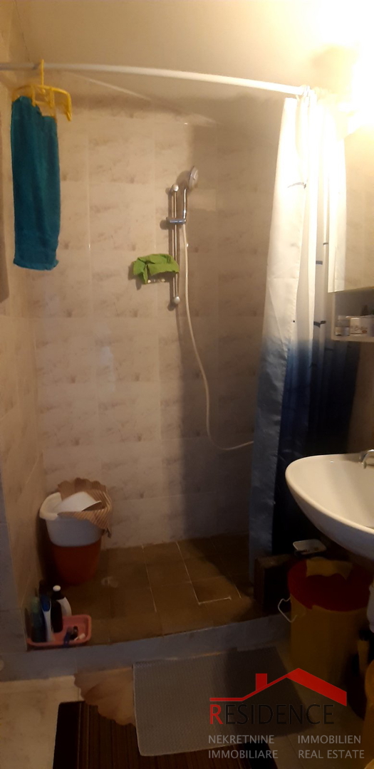 KUĆA U BANJOLAMA SA OKUĆNICOM, 200 METARA DO MORA