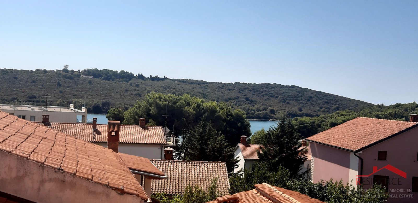 KUĆA U BANJOLAMA SA OKUĆNICOM, 200 METARA DO MORA