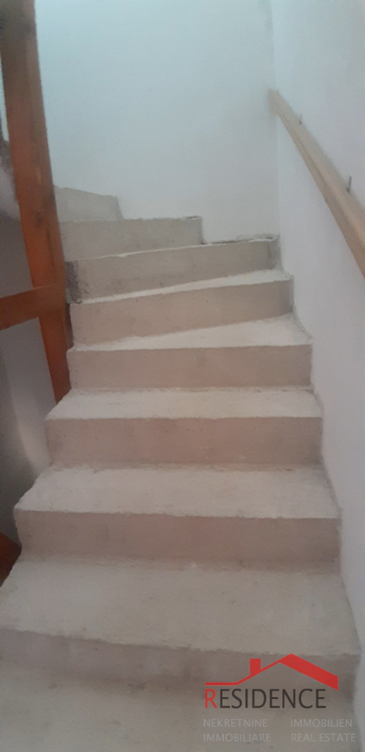 KUĆA U BANJOLAMA SA OKUĆNICOM, 200 METARA DO MORA
