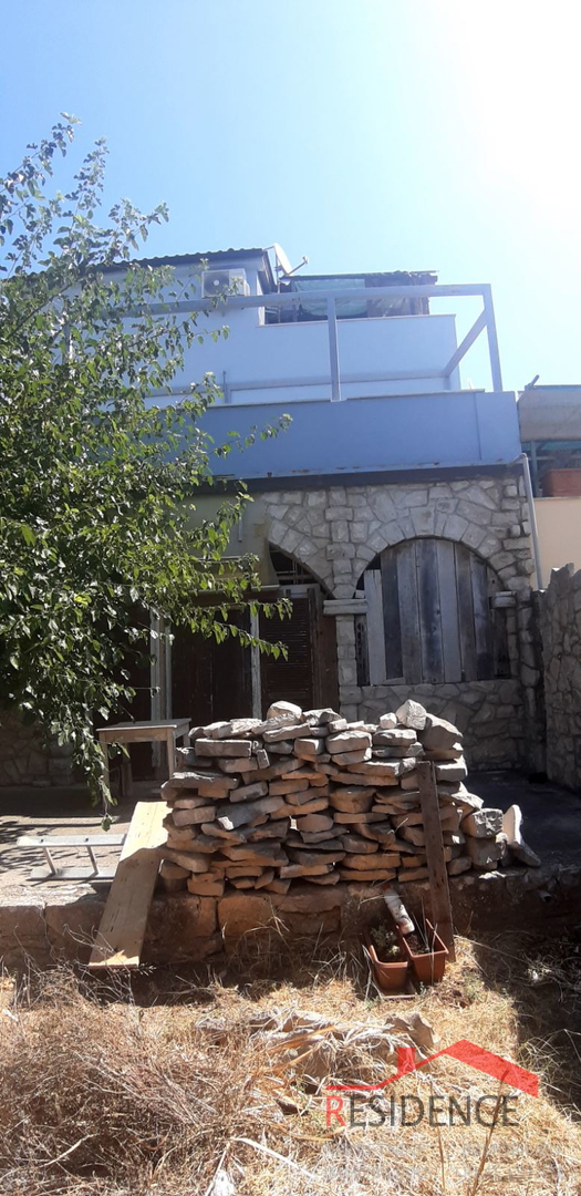 KUĆA U BANJOLAMA SA OKUĆNICOM, 200 METARA DO MORA