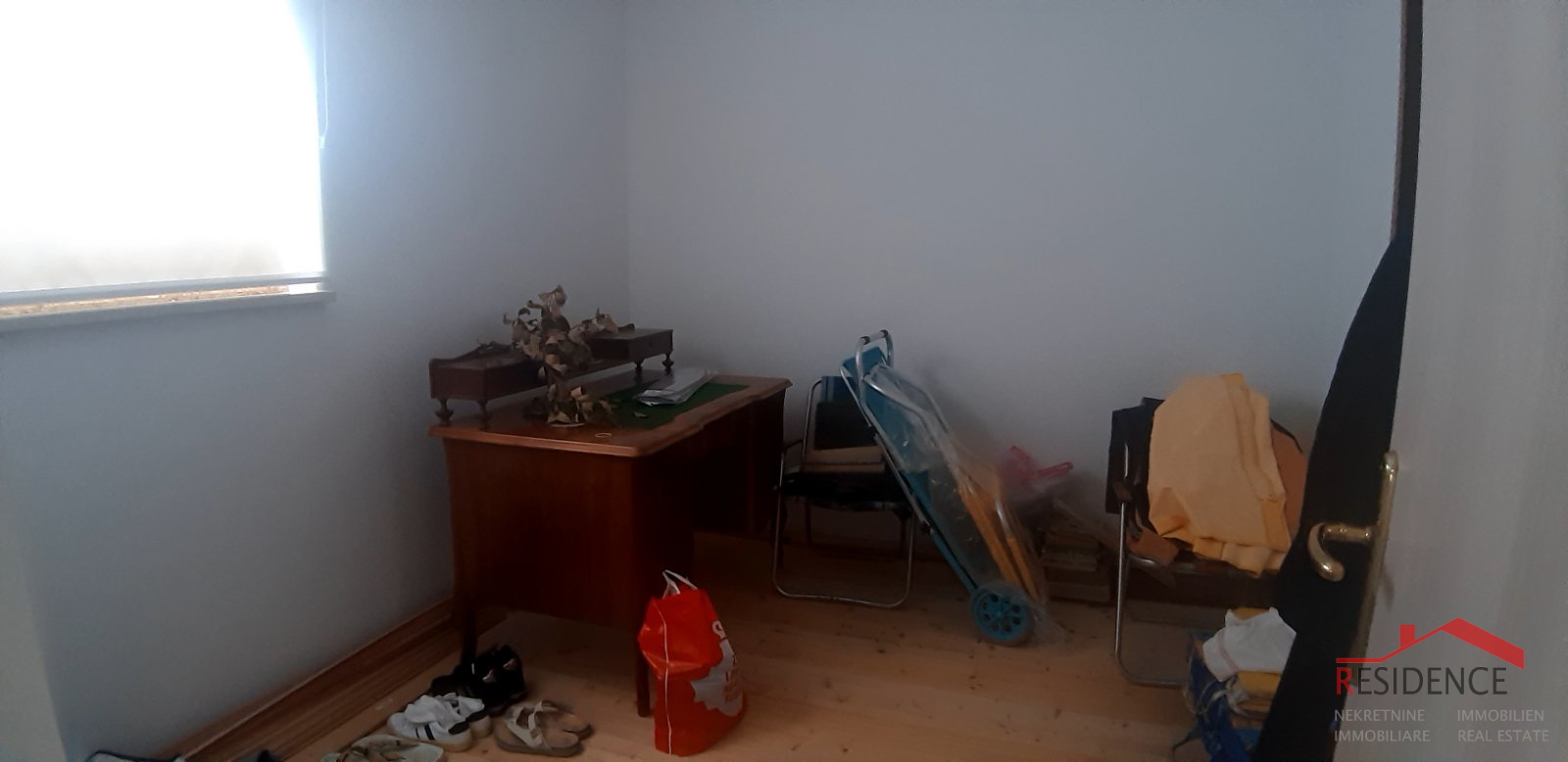 KUĆA U BANJOLAMA SA OKUĆNICOM, 200 METARA DO MORA