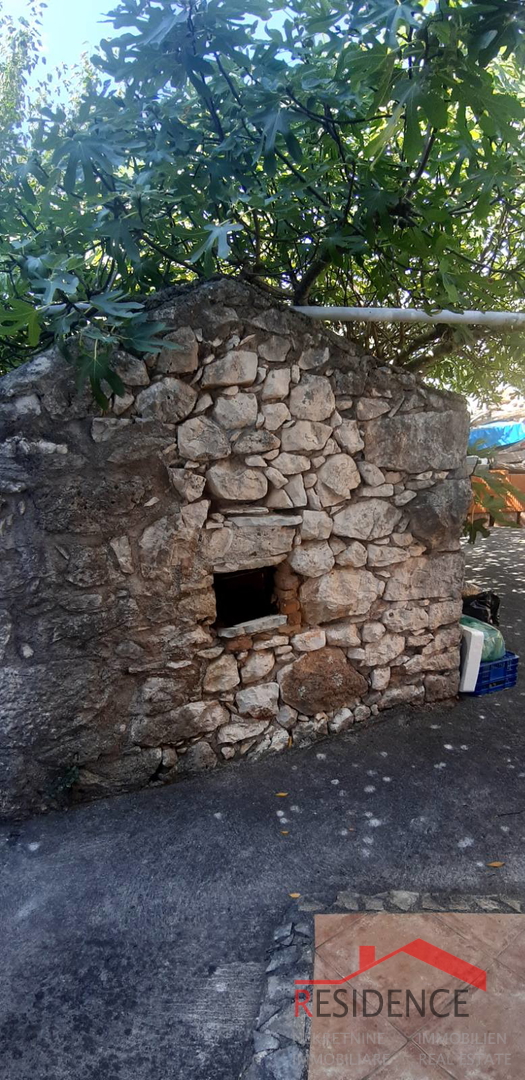 KUĆA U BANJOLAMA SA OKUĆNICOM, 200 METARA DO MORA