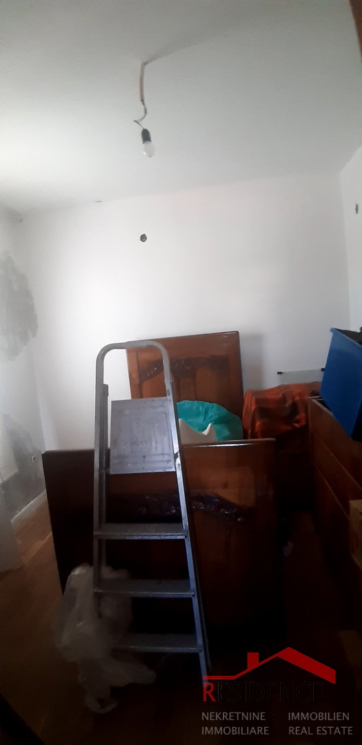 KUĆA U BANJOLAMA SA OKUĆNICOM, 200 METARA DO MORA